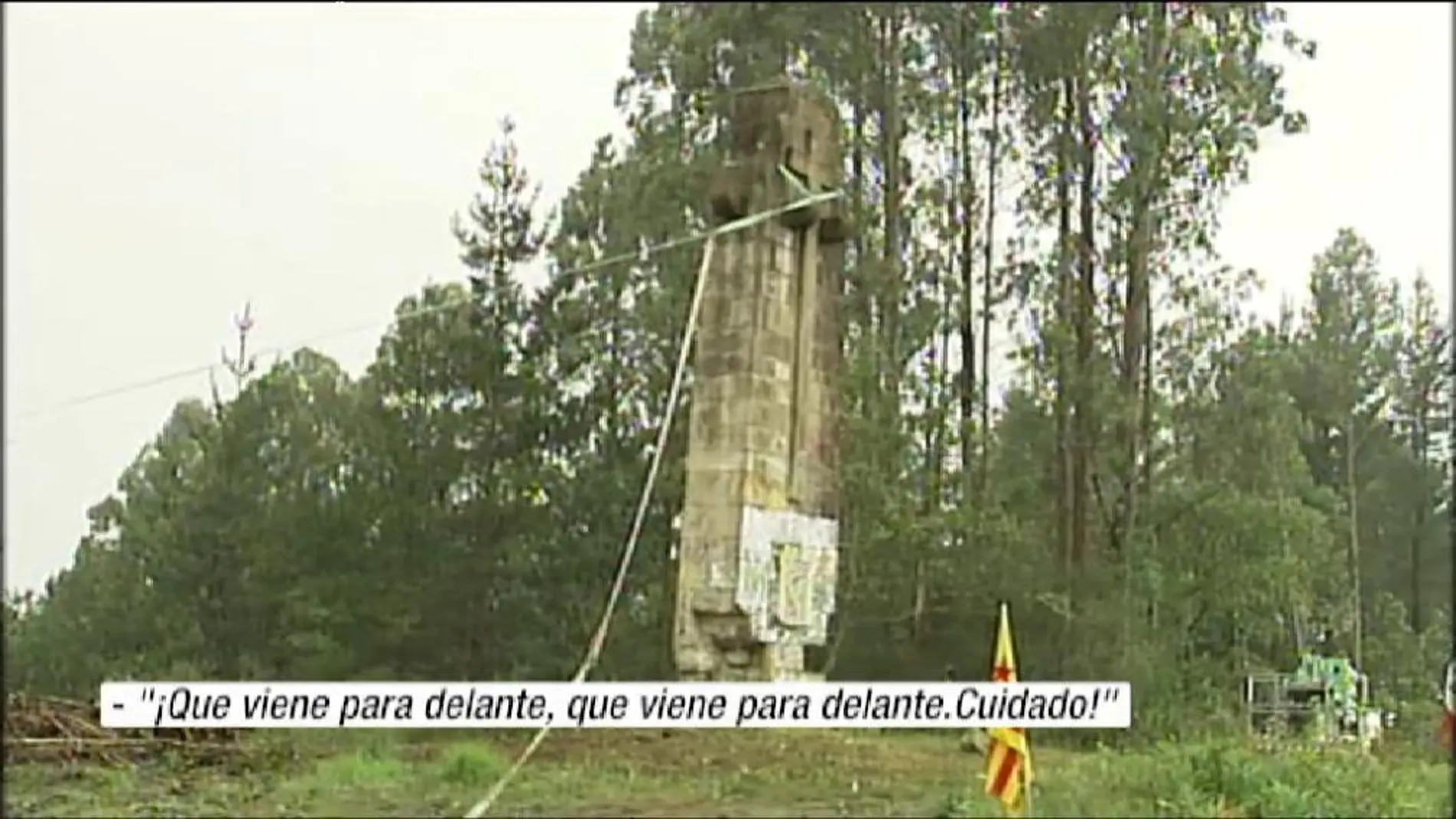 Accidentado derribo de la cruz franquista de la localidad vizcaína de Larrabetzu