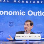 El economista jefe del Fondo Monetario Internacional (FMI), Maurice Obstfeld, durante una rueda de prensa para presentar el informe "Perspectivas Económicas Globales"en la sede del FMI