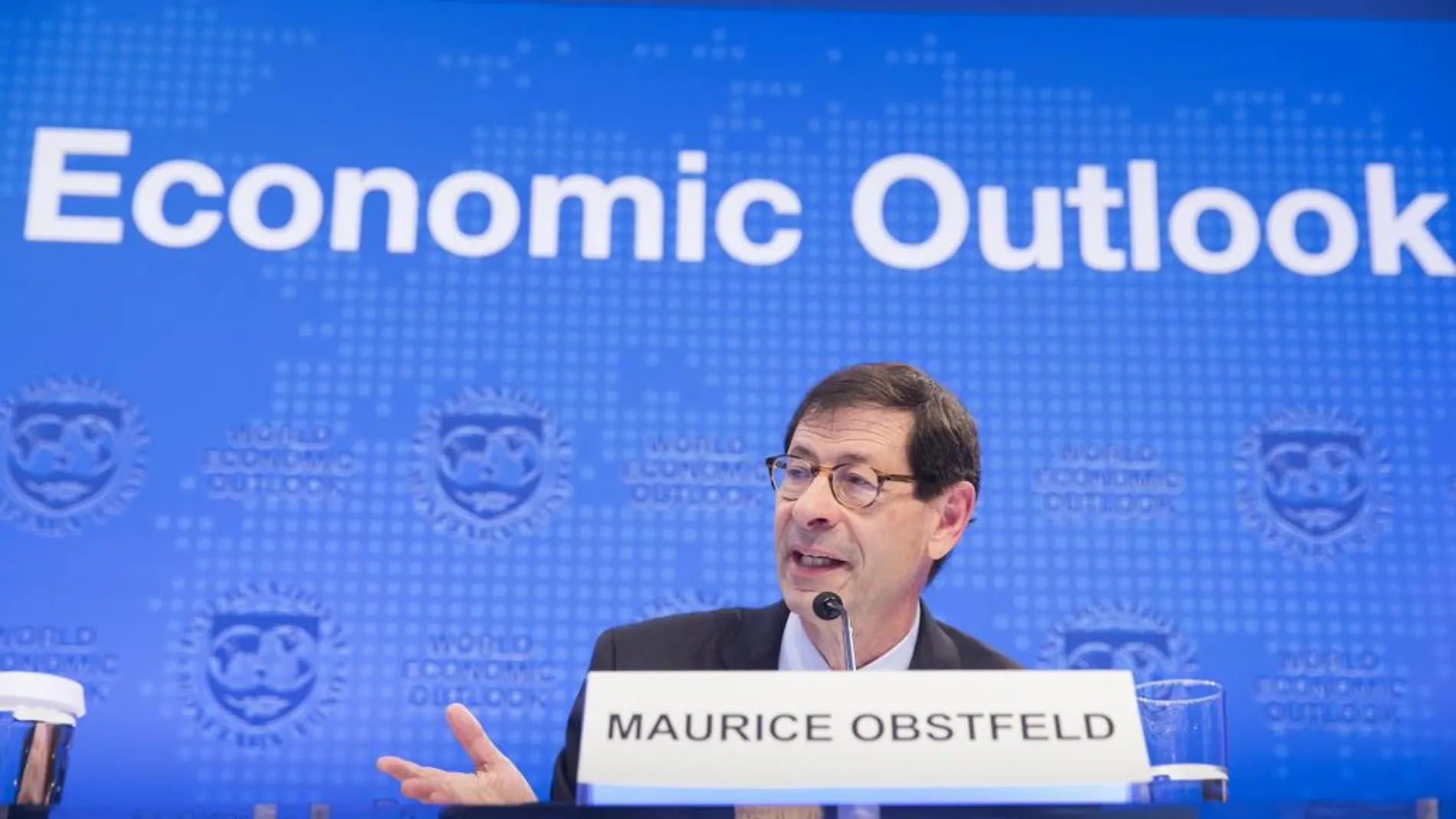El economista jefe del Fondo Monetario Internacional (FMI), Maurice Obstfeld, durante una rueda de prensa para presentar el informe "Perspectivas Económicas Globales"en la sede del FMI