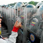 Varios venezolanos se encaran con la Policía Nacional Bolivariana en el Puente Simón Bolivar, en la frontera de Venezuela / Efe