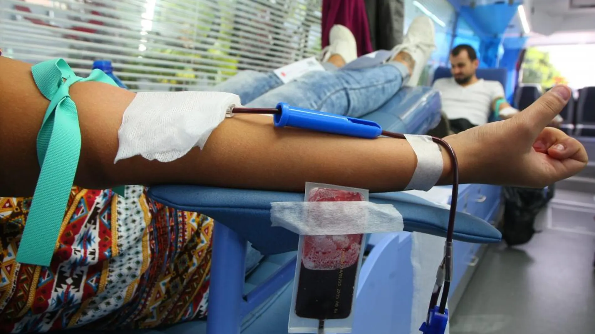 El autobús de hemodonación de la Junta realiza una campaña frente a la Universidad de León