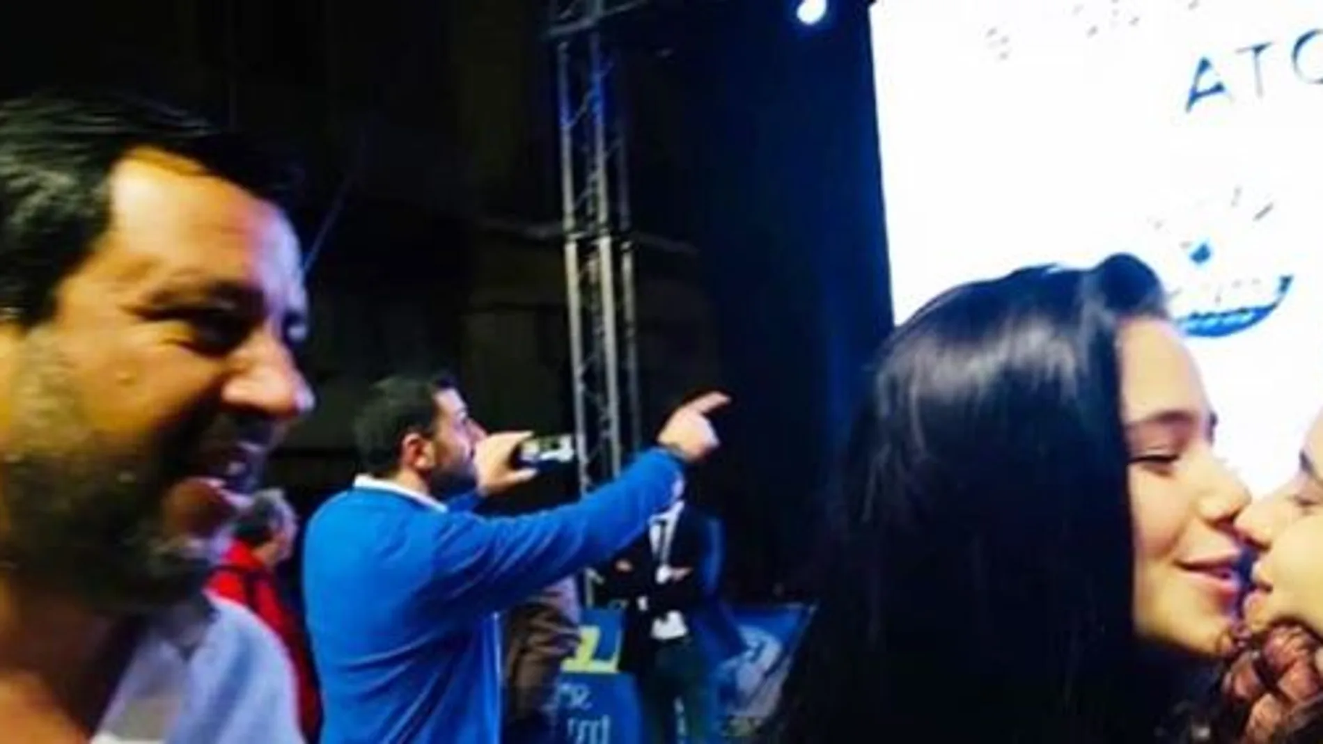 Salvini, sorprendido tras el beso de las dos jóvenes