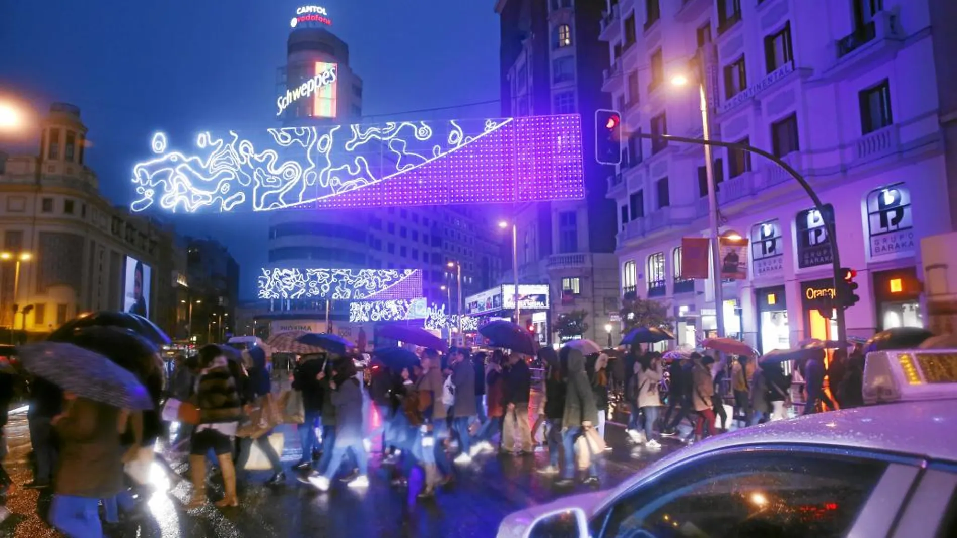 Fotografía de la calle Gran Vía, tomada ayer con la iluminación navideña.
