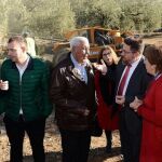 El consejero de Agricultura, Pesca y Desarrollo Rural (3 dcha) visitó la cooperativa San Isidro, en Granada, en diciembre