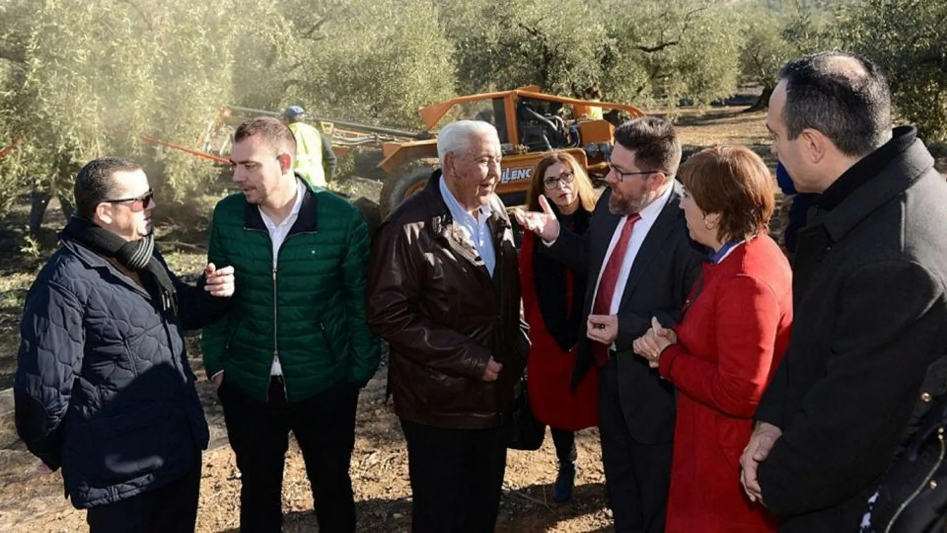 El consejero de Agricultura, Pesca y Desarrollo Rural (3 dcha) visitó la cooperativa San Isidro, en Granada, en diciembre