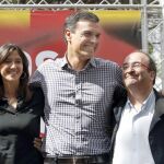 El secretario general del PSOE, Pedro Sánchez, durante su participación este mediodía en la fiesta de la Rosa del PSC, junto a la alcaldesa de Santa Coloma, Núria Parlon y el líder de los socialistas catalanes, Miquel Iceta (d) y la alcaldesa de Gavà, Raquel Sánchez