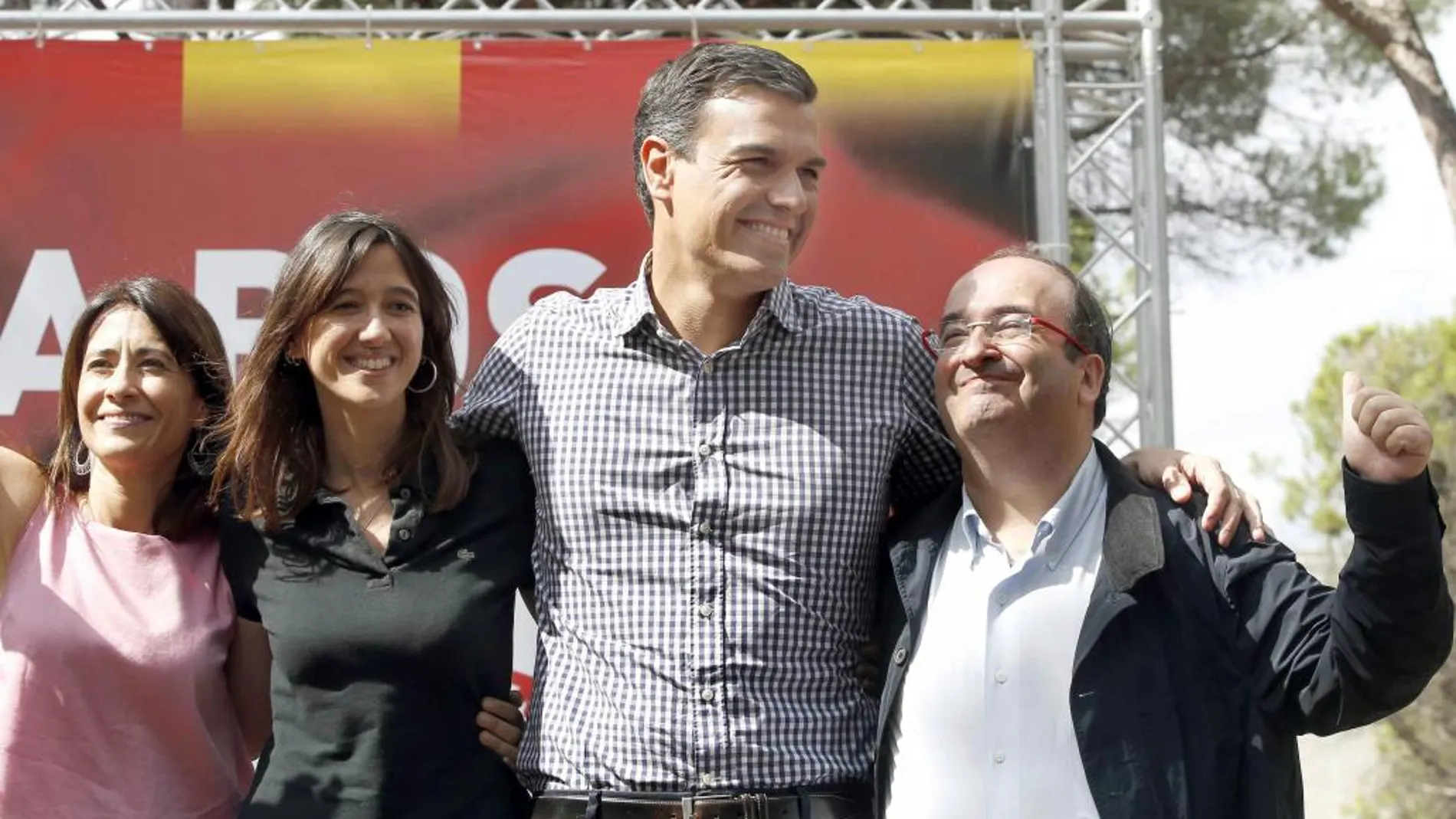 El secretario general del PSOE, Pedro Sánchez, durante su participación este mediodía en la fiesta de la Rosa del PSC, junto a la alcaldesa de Santa Coloma, Núria Parlon y el líder de los socialistas catalanes, Miquel Iceta (d) y la alcaldesa de Gavà, Raquel Sánchez