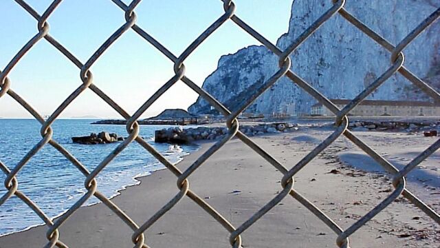 En esta imágen, tomadas por miembros de Verdemar, se puede observar la degradación que ha sufrido la playa de la Roca contigua a la de Levante, de La Línea, desde el año 2006 a la actualidad. Los ecologistas recuerdan que las aguas que la bañan son LIC.