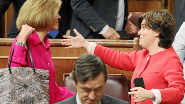 María Dolores de Cospedal y Soraya Sáenz de Santamaría se saludaban ayer, en el Congreso de los Diputados / Luis Díaz