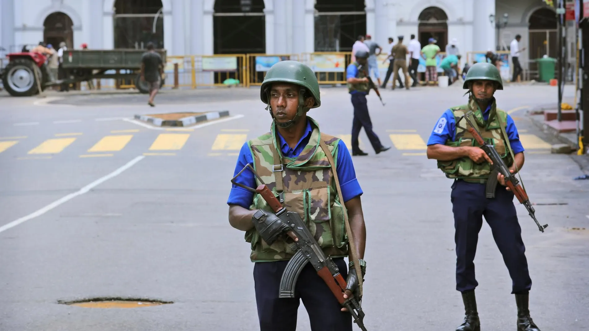 Soldados custodian las calles de Colombo, capital de Sri Lanka