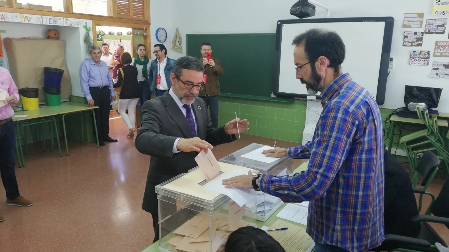 El Delegado del Gobierno, Francisco Jiménez, ejerció su derecho al voto enel CEIP La Arboleda de Murcia. LA RAZÓN