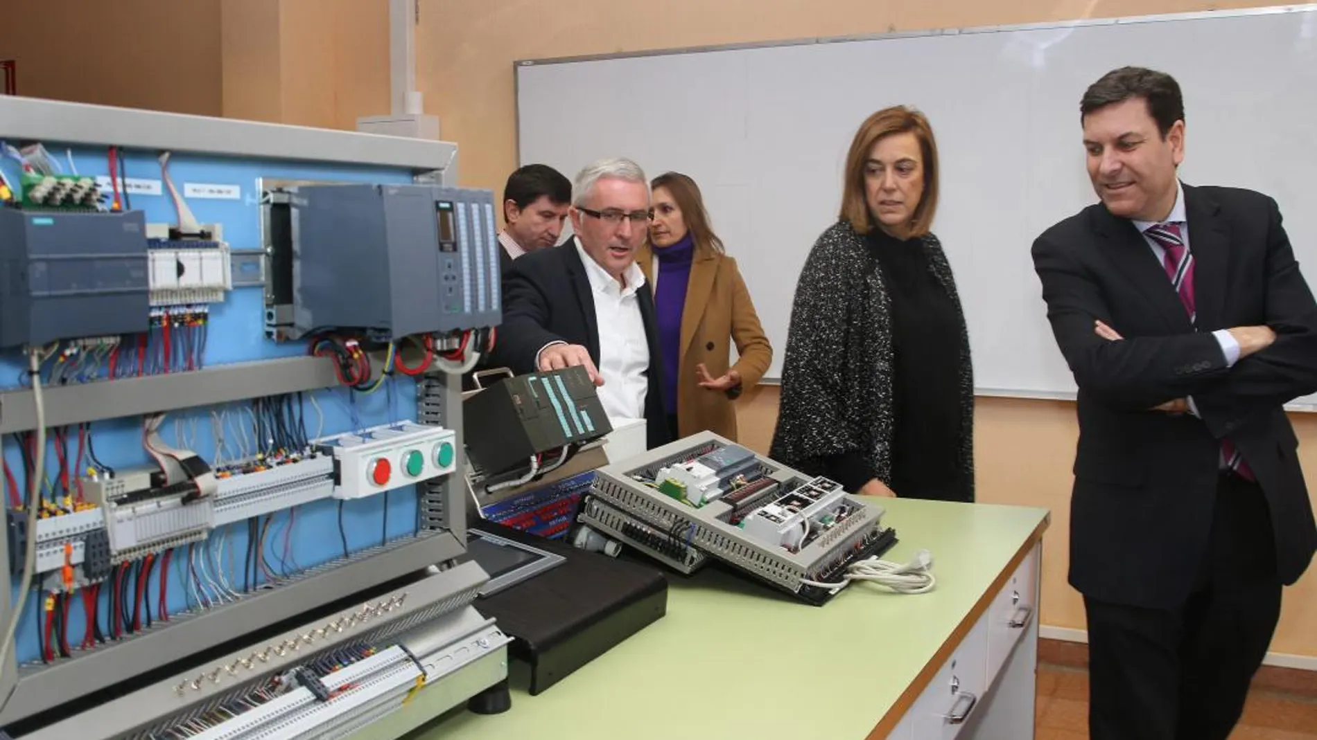 Fernández Carriedo junto a Ángeles Armisén visita el Centro de Formación del Camino de la Miranda en Palencia