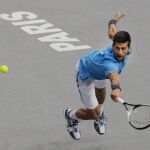 El tenista serbio Novak Djokovic devuelve una bola al búlgaro Grigor Dimitrov durante el partido