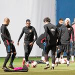Dembélé, la gran novedad, en un rondo con Rafinha, Aleñá y Messi en el entrenamiento de ayer
