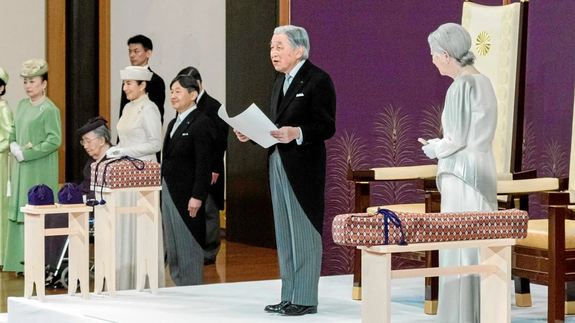 Akihito pronuncia un breve discurso en la ceremonia de abdicación, celebrada en el Palacio Imperial de Tokio