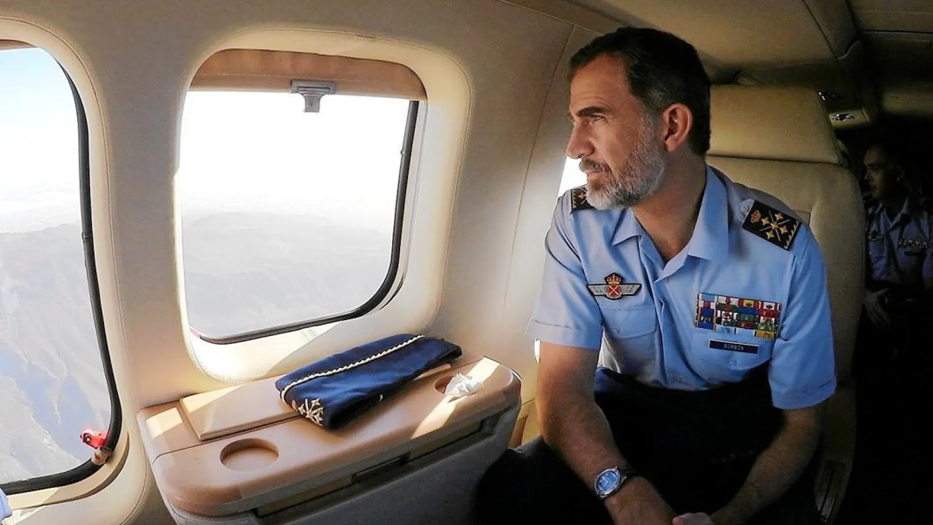 Felipe VI, en el avión de la Fuerza Aérea durante un viaje oficial a Gran Canaria en el que visitó el Ala 46 y el Escuadrón de Vigilancia Aérea 21