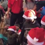 Los más pequeños del "Open Arms"juegan al tradicional Tió Nadal