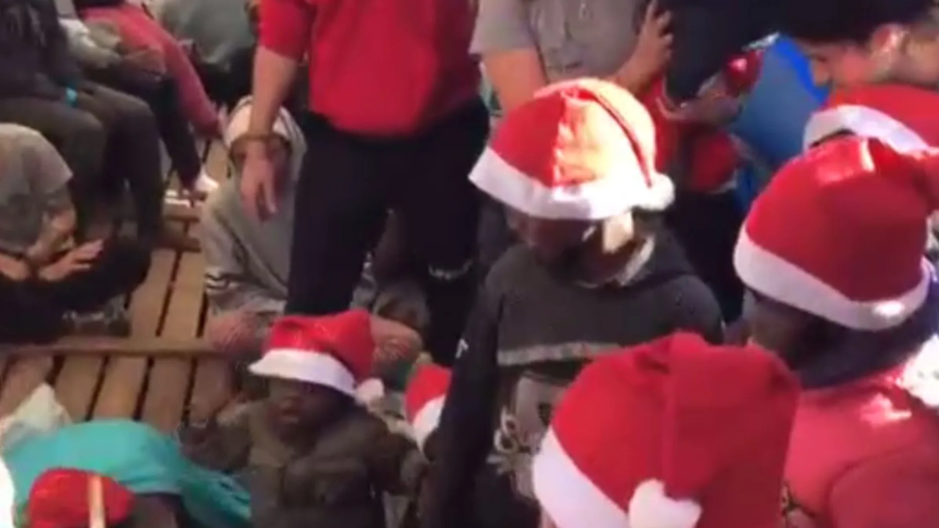 Los más pequeños del "Open Arms"juegan al tradicional Tió Nadal
