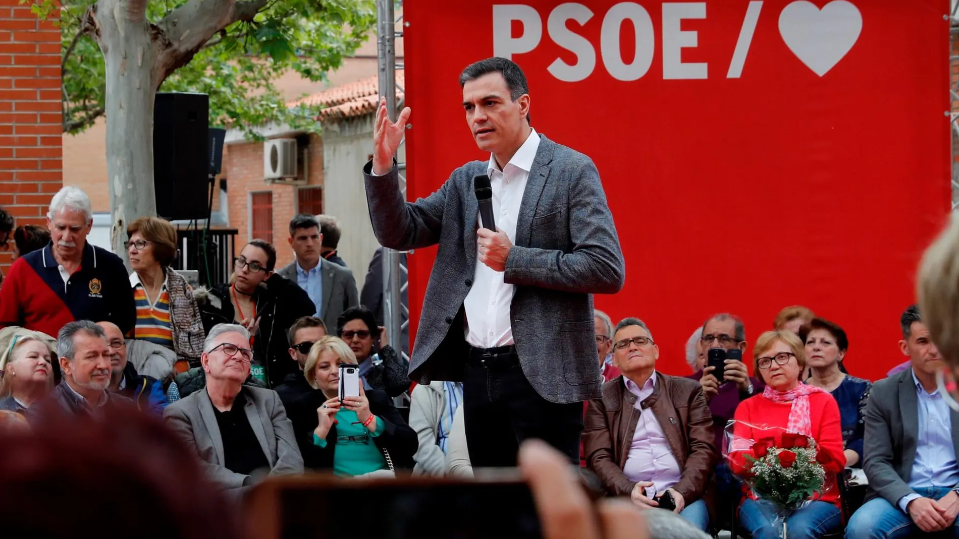 El presidente del Gobierno y candidato del PSOE para las elecciones del 28 de abril, Pedro Sánchez, pronuncia su discurso durante un acto de campaña electoral este lunes en Madrid