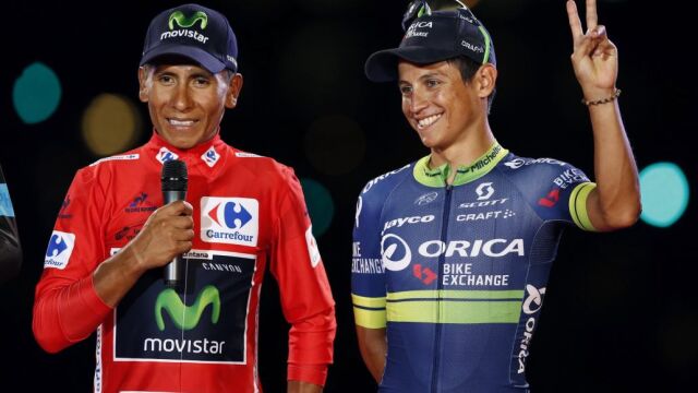 El colombiano del equipo Movistar, Nairo Quintana junto a su compatriota, Esteban Chaves (Orica), en el podio tras imponerse primero y tercero