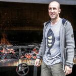 Víctor Arregui junto a la parrilla de ElKano, de la que salen los mejores pescados del planeta