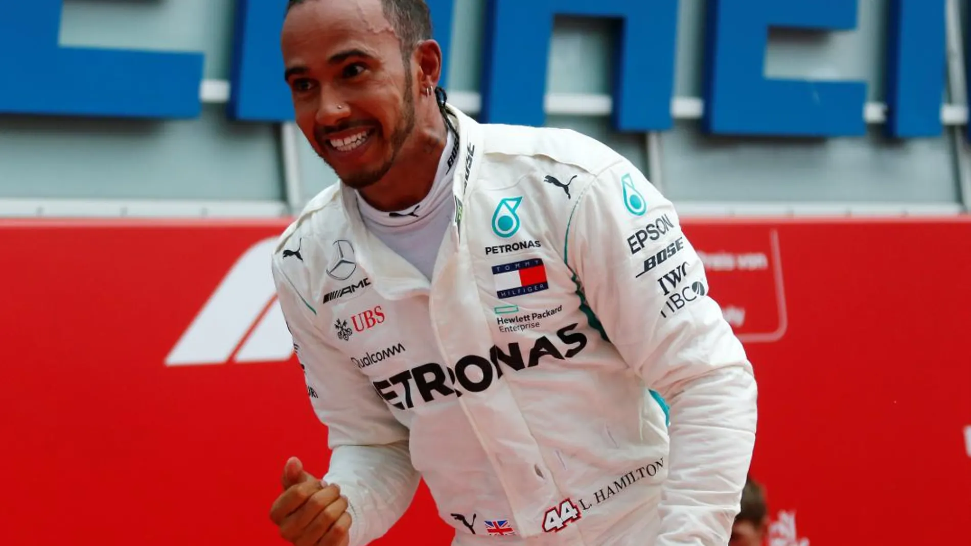 Lewis Hamilton celebra su victoria en el Gran Premio de Fórmula 1.