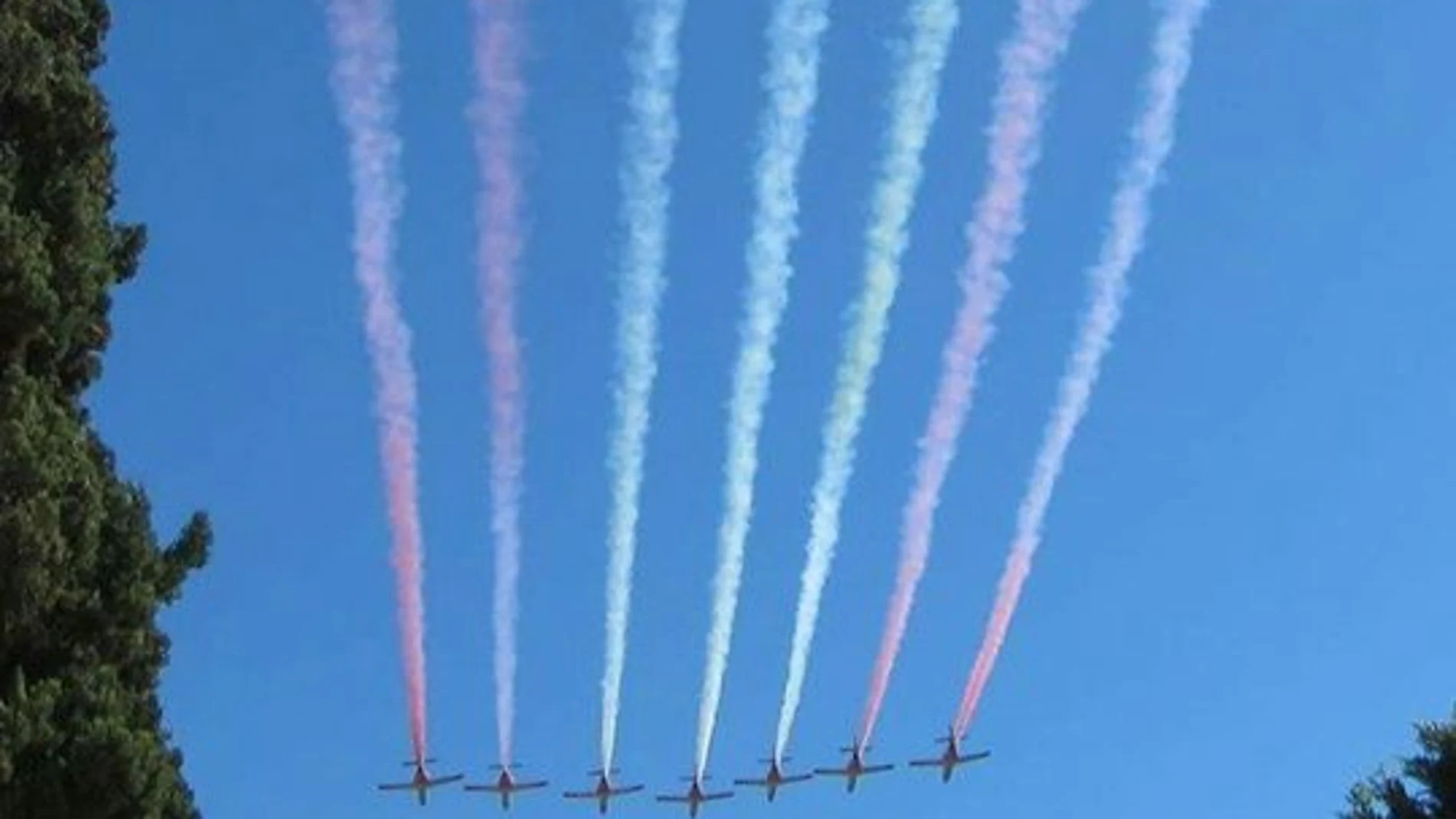 Las estelas de los aviones del Ejercito del Aire colorearon el intenso azul del cielo