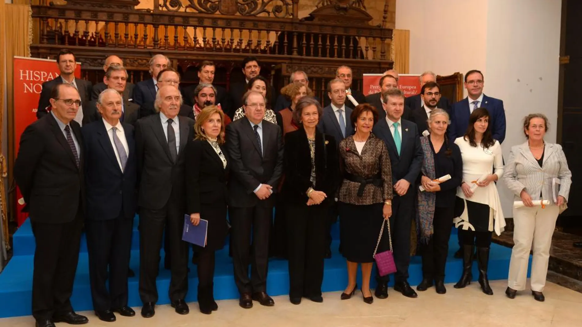 Doña Sofía, junto a Juan Vicente Herrera, María José Salgueiro, Javier Lacalle, Araceli Pereda y los galardonados en los Premios «Hispania Nostra» y «Europa Nostra»