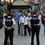 Mossos d'Esquadra vigilan las Ramblas de Barcelona, en una imagen de archivo / Efe
