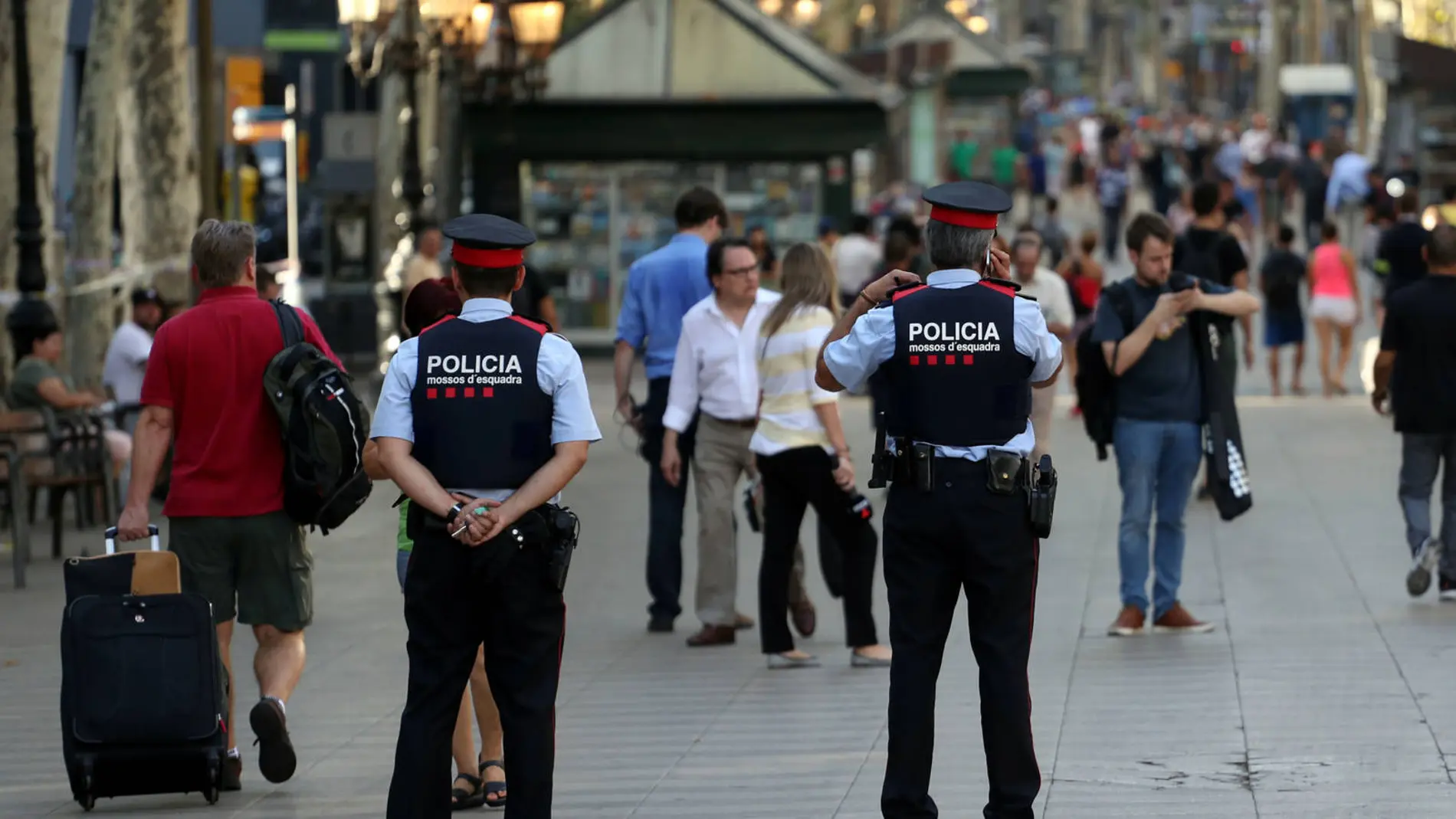 Mossos d'Esquadra vigilan las Ramblas de Barcelona, en una imagen de archivo / Efe