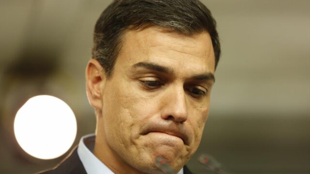 El líder de los socialistas se aferra al cargo y pasa a la ofensiva anunciando primarias el 23 de octubre y un Congreso en el que blindarse