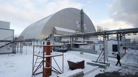 Vista general del sarcófago protector colocado sobre el cuarto reactor de la central nuclear de Chernóbil, en Ucrania, hoy, 29 de noviembre de 2016.