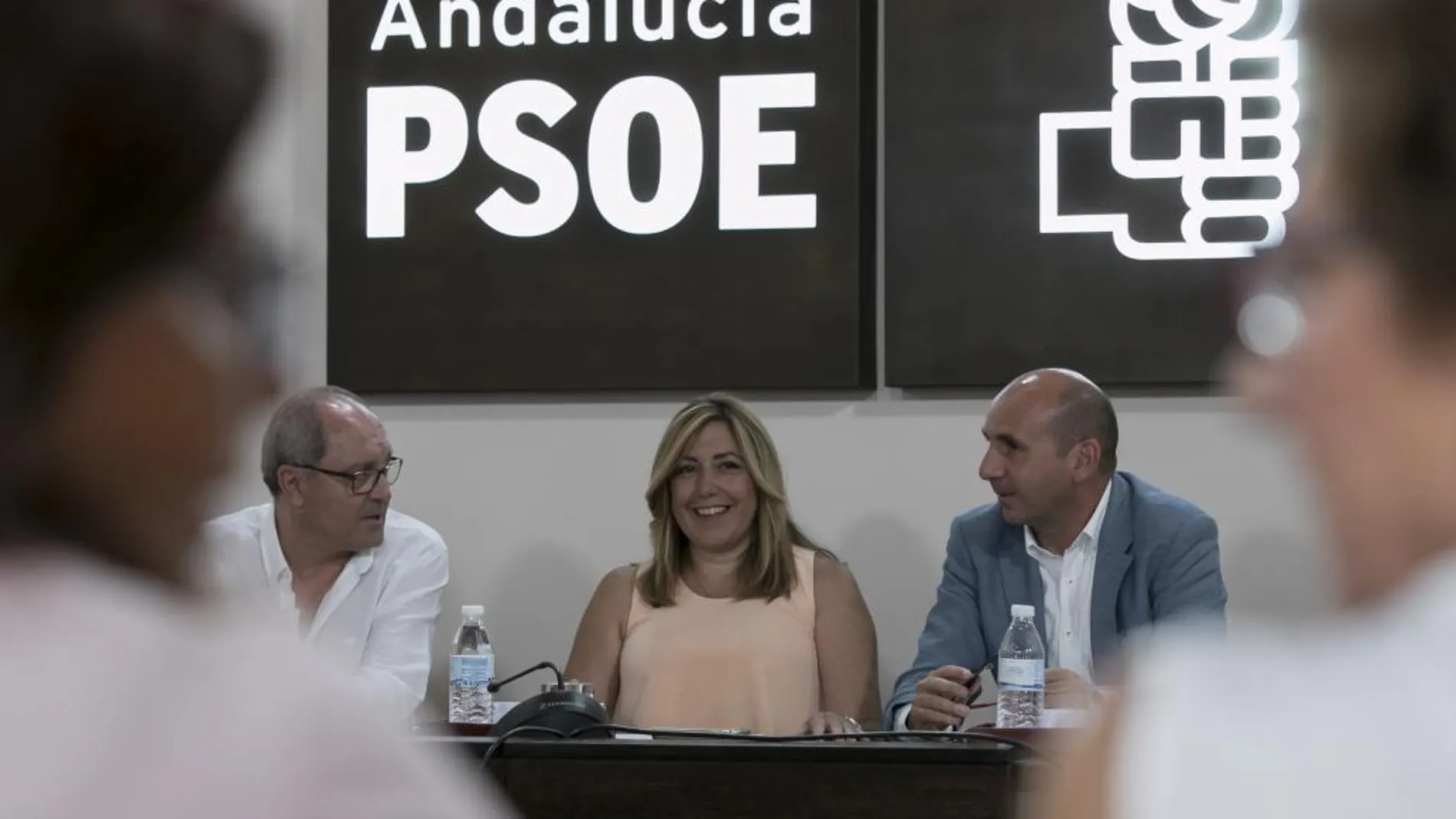 La presidenta de la Junta Susana Díaz, junto al secretario de Organización, Juan Cornejo (i), y el responsable de Política Institucional, Francisco Conejo (d), durante la reunión que la Comisión Ejecutiva Regional de su partido.