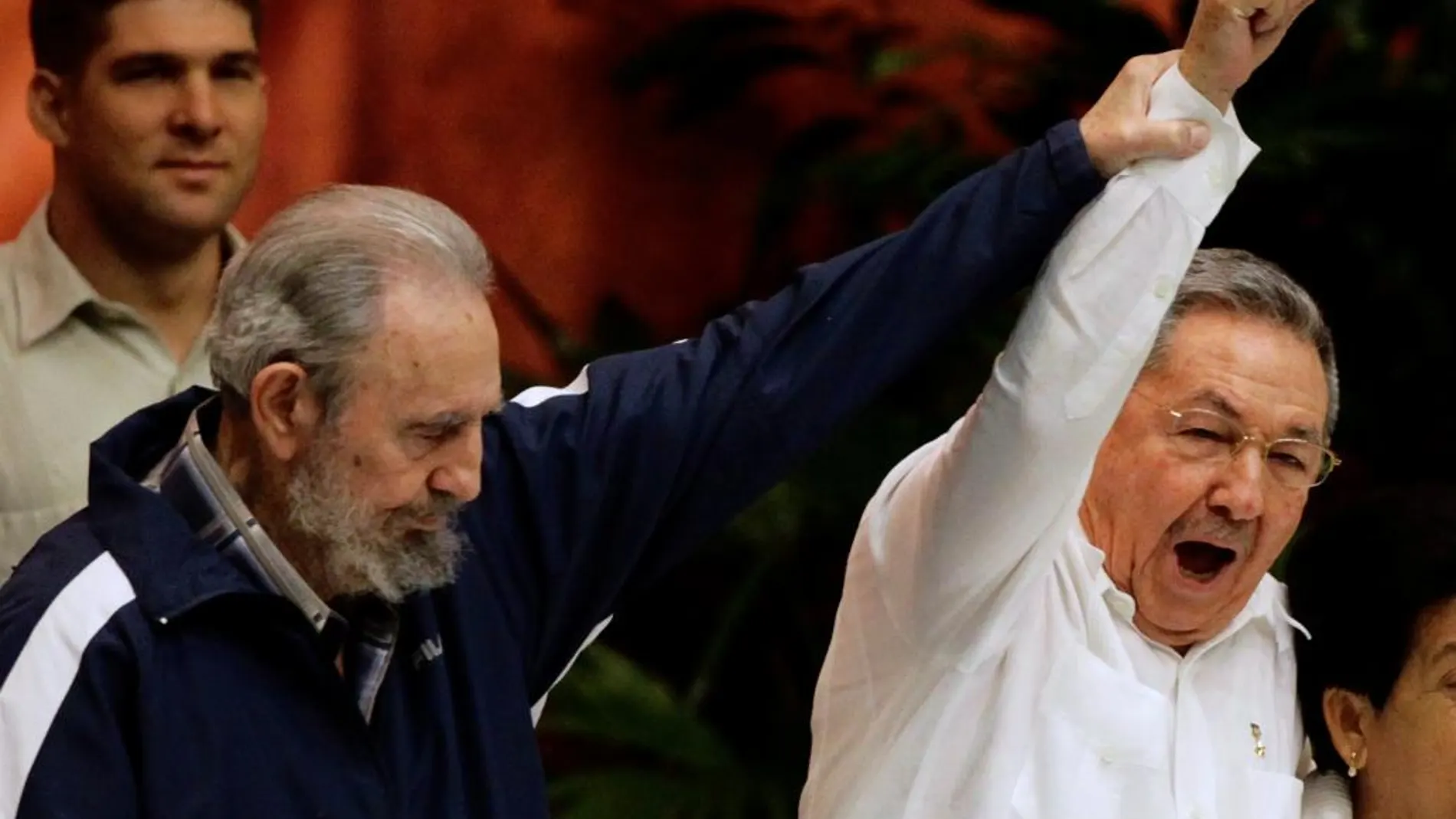 El líder cubano Fidel Castro junto a su hermano Raúl en el 50 aniversario del régimen comunista
