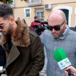 Manuel, hijo del cantante Chiquetete, acompañado de Kiko Rivera, a su llegada este mediodía a la Iglesia de los Gitanos, de Sevilla / Foto: Efe