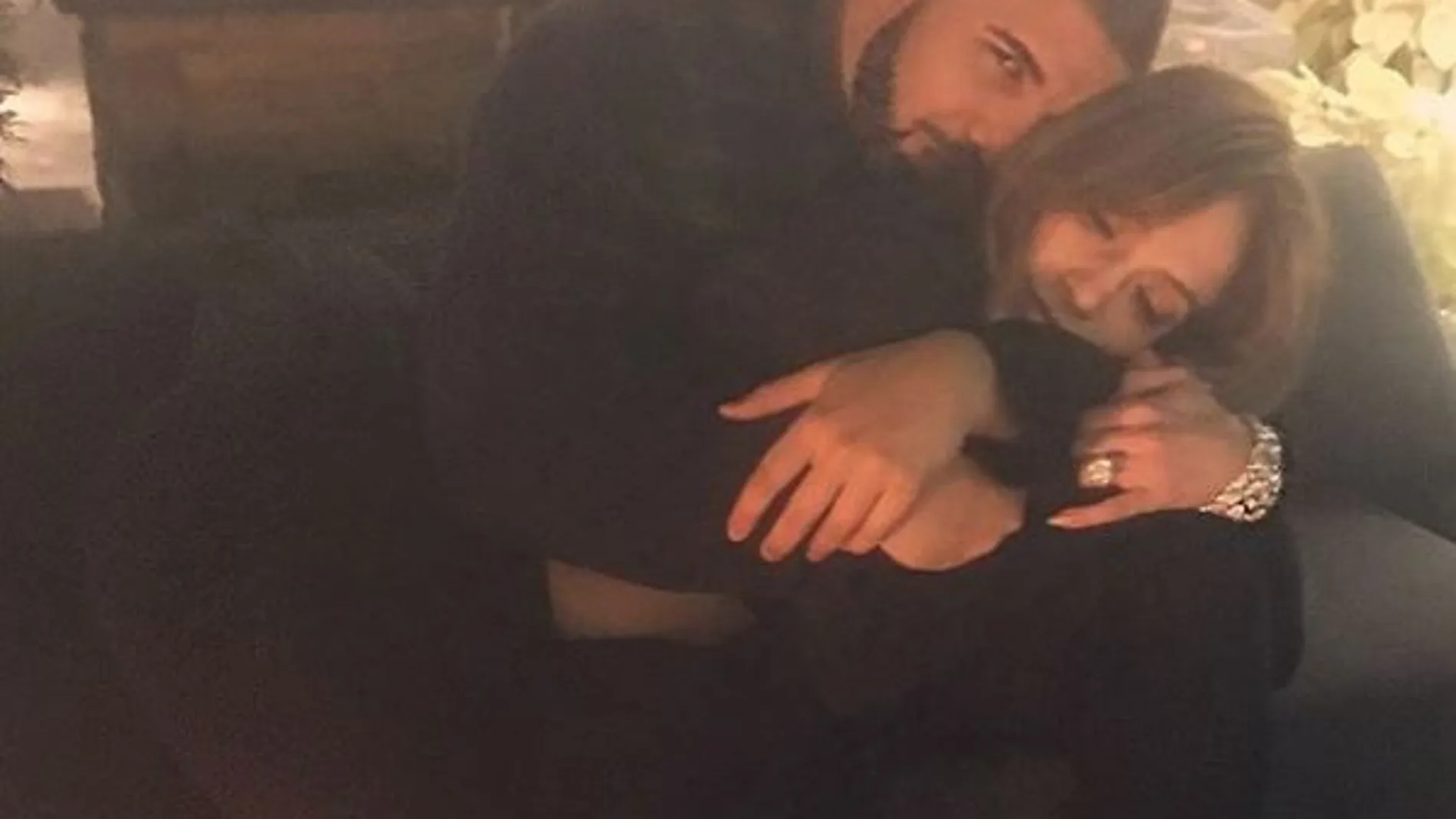 Jennifer Lopez publica una foto abrazada a Drake: ¿Confirma así su romance?