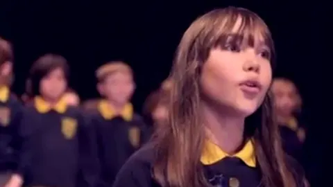 Kaylee Rodgers, en un momento de la actuación de Navidad del colegio