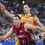 El pívot croata del Herbalife Gran Canaria Darko Planinic (d) y el pívot alemán del Baskonia Johannes Voigtmann, en un momento del partido