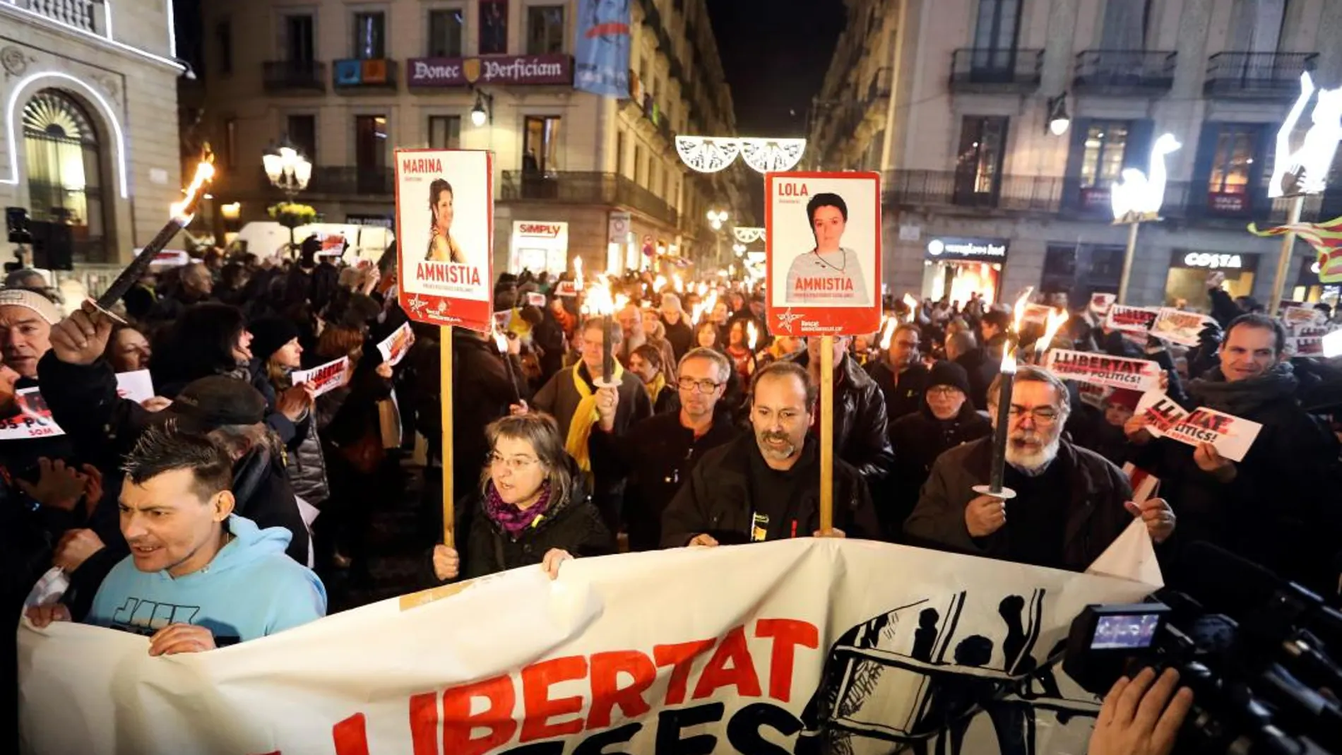 Concentración en la plaza Sant Jaume de Barcelona para protestar por el encarcelamiento de Oriol Junqueras y los "Jordis"