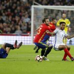 El delantero de la selección española Juan Manuel Mata disputa un balón con el centrocampista de la selección de Inglaterra Raheem Sterling