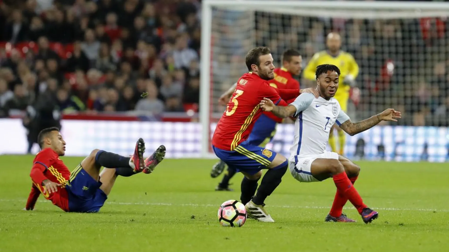 El delantero de la selección española Juan Manuel Mata disputa un balón con el centrocampista de la selección de Inglaterra Raheem Sterling