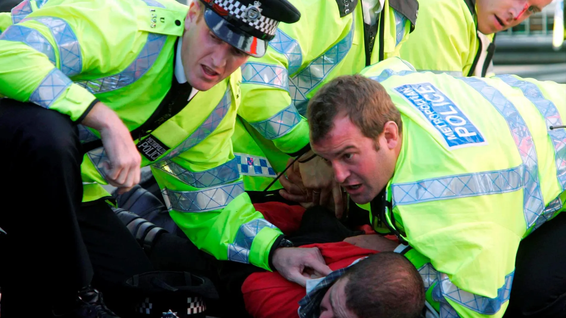 Agentes de la Policía británica se emplean a fondo en la detención de un manifestantes / Reuters