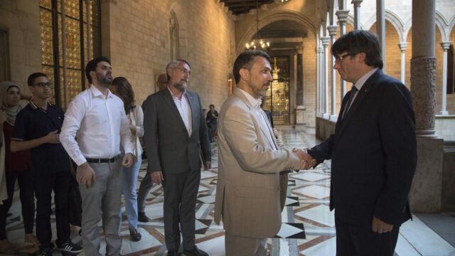 El presidente de la Generalitat, Carles Puigdemont, durante la reunión que ha mantenido con los organizadores de la concentración con el lema 'La comunidad musulmana contra el terrorismo'