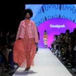 Modelos presentan creaciones de la marca española Desigual