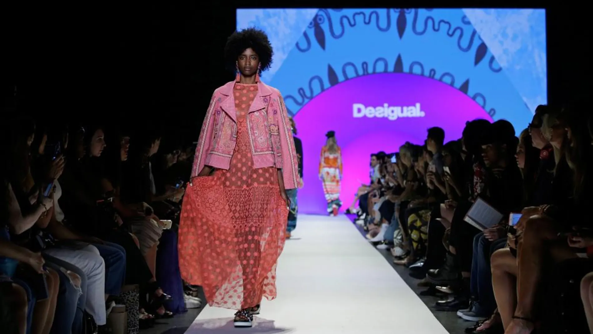 Modelos presentan creaciones de la marca española Desigual