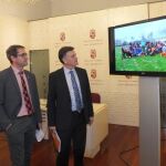 Francisco Vázquez y Jaime Pérez observan una foto de familia de un curso