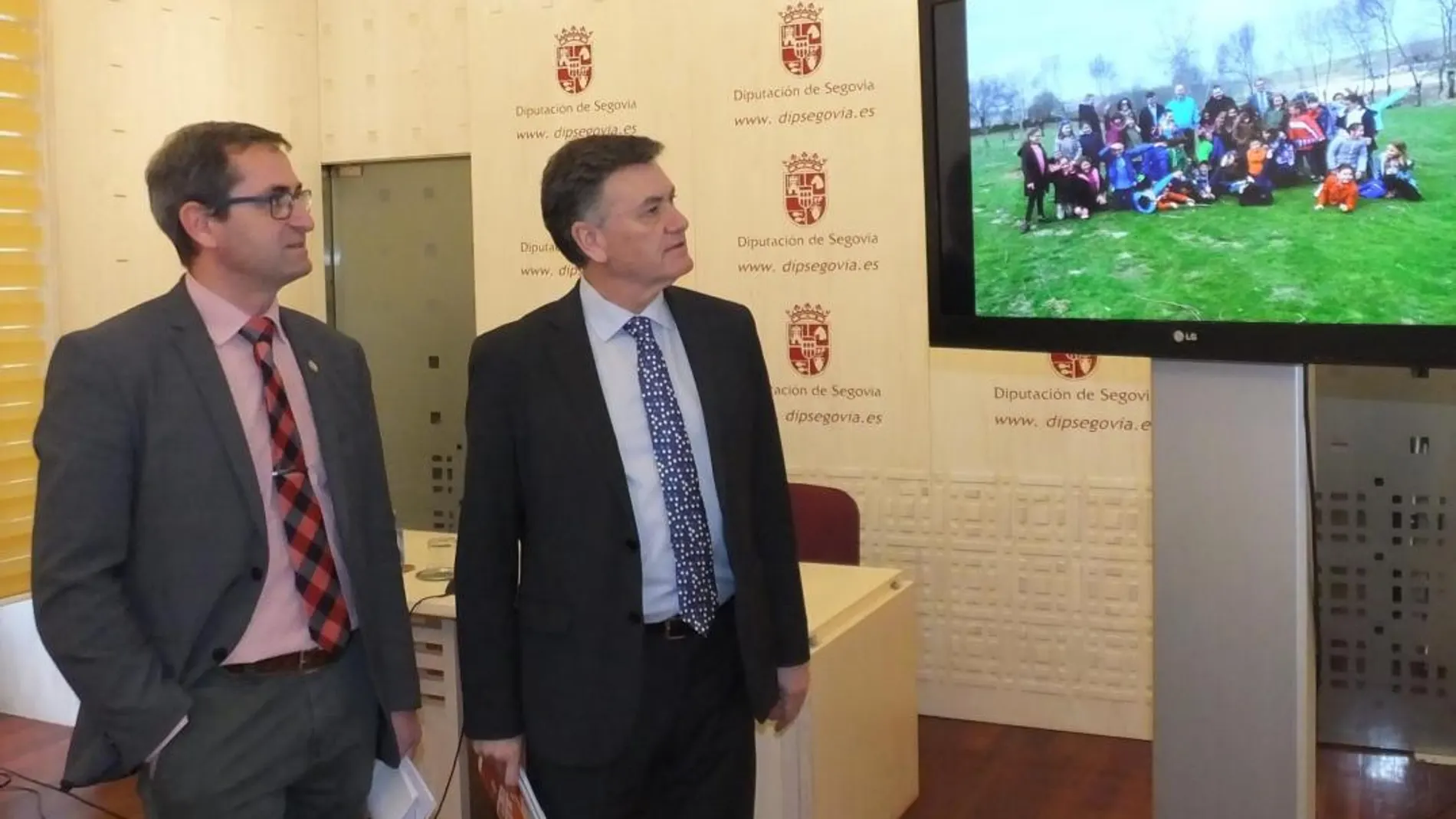 Francisco Vázquez y Jaime Pérez observan una foto de familia de un curso