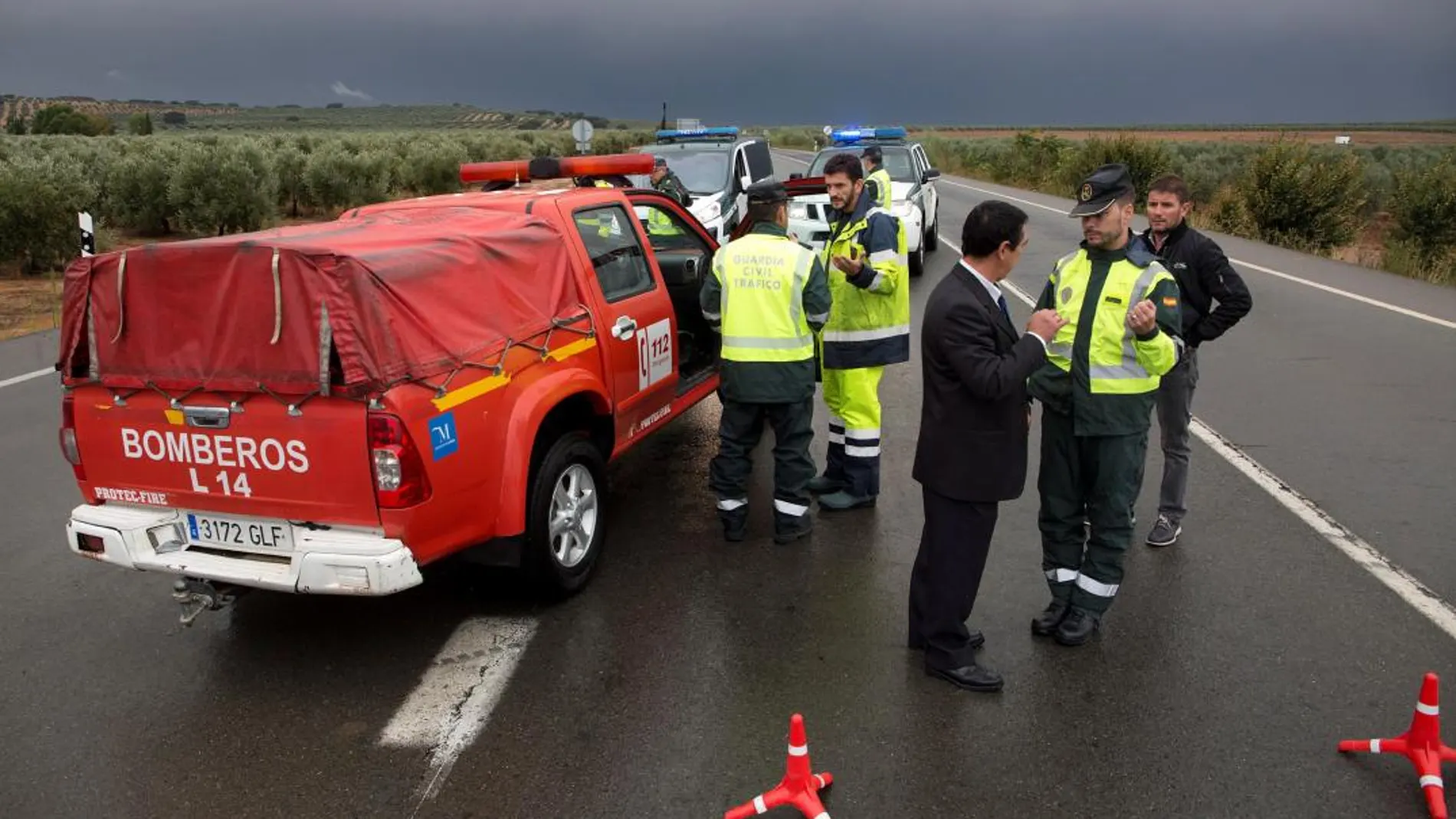 Miembros de la Guardia Civil, Policía Nacional y Bomberos mantienen la carretera A-384, que da acceso al municipio de Campillos, cortada al tráfico debido a las fuertes lluvias caídas durante las últimas horas