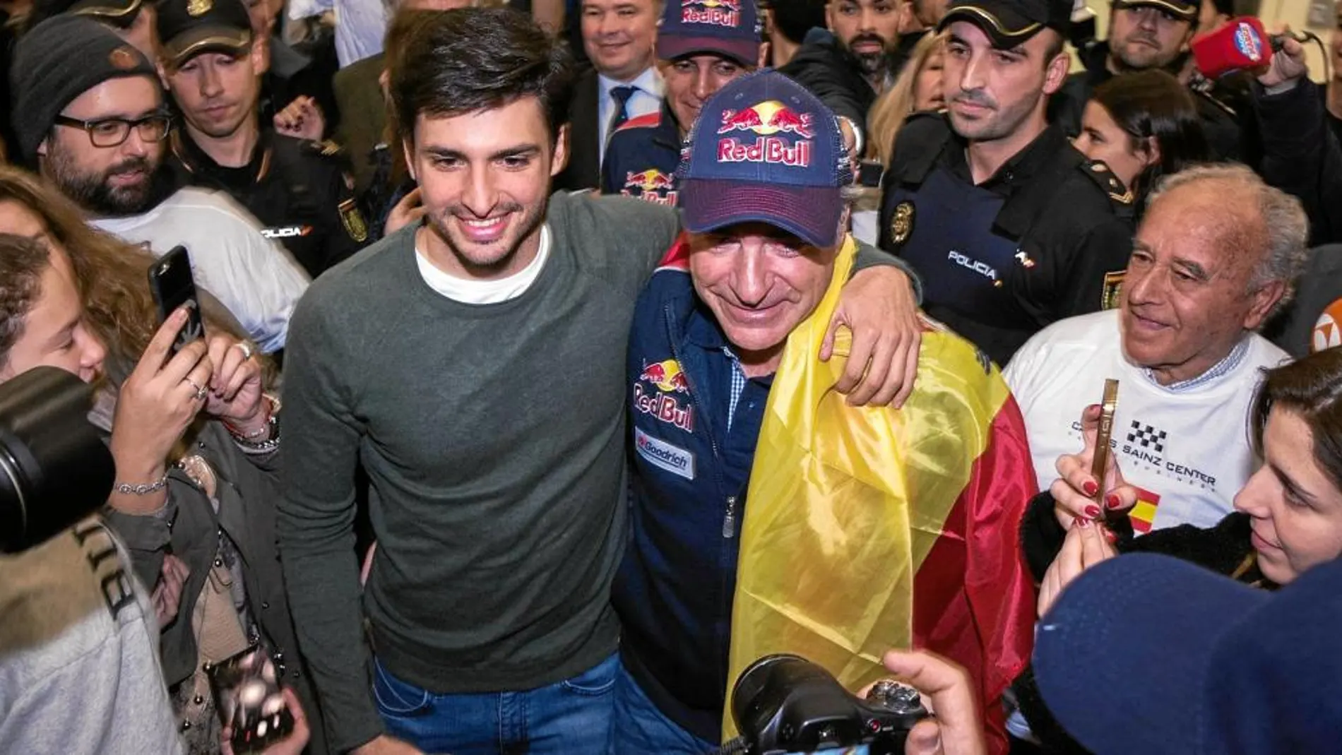 El hijo de Sainz, Carlos jr, se acercó al aeropuerto de Barajas para recibir a su padre