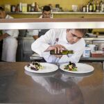 El chef Carlos Botella da el toque final a unos platos en su restaurante de Palma de Mallorca